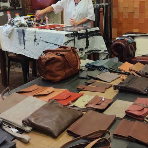 Made in SPAIN HANDMADE sling belt bag. Barcelona. Genuine butter soft Leather. - Picture 4 of 17